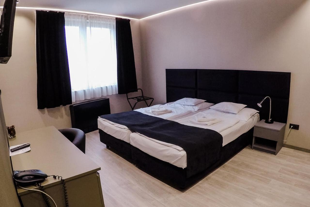 Sohaz Panzio Es Apartmanhaz โซลนอค ภายนอก รูปภาพ