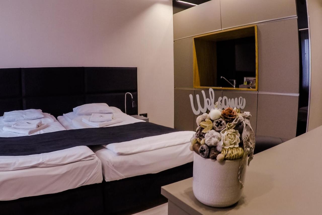 Sohaz Panzio Es Apartmanhaz โซลนอค ภายนอก รูปภาพ